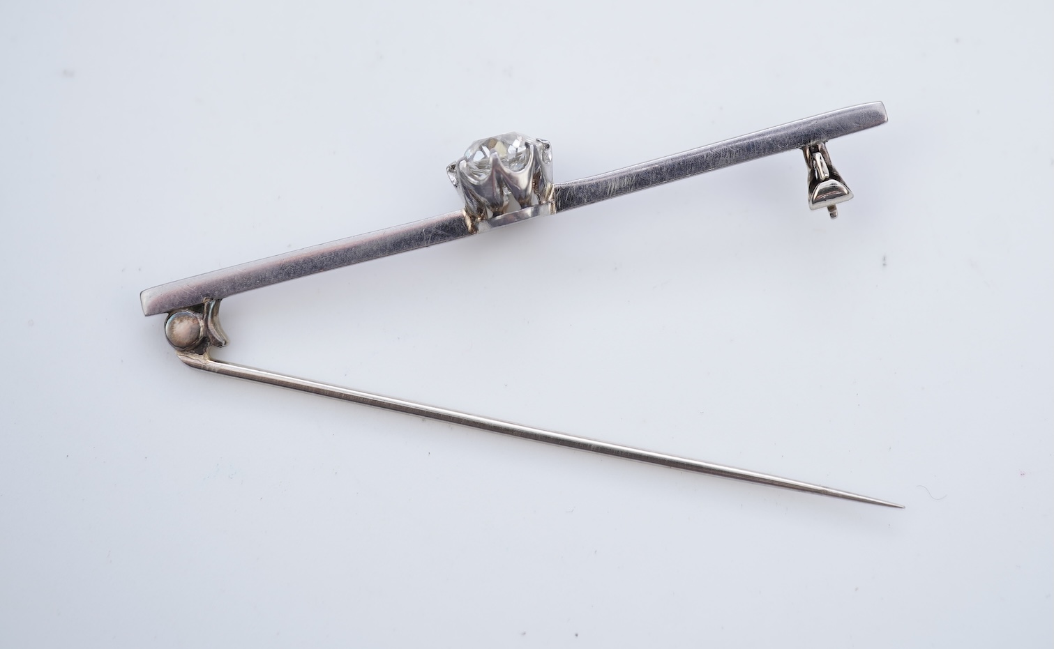 A diamond bar brooch, early 20th century